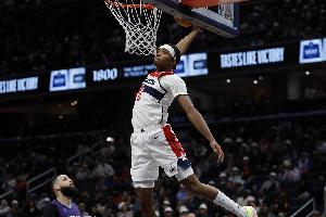 不防守了？庫利巴利正面持球直接加速過掉蘭德爾 上演滑翔劈扣