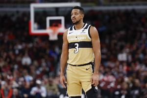 還在進(jìn)！麥科勒姆連續(xù)胯下迎著防守再中三分球