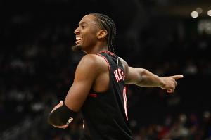 各隊(duì)單場(chǎng)三分紀(jì)錄都由誰(shuí)保持？?jī)H三人單場(chǎng)13+三分 哈登3次平紀(jì)錄