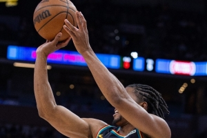 艾維：我命中了幾個關(guān)鍵球感覺很棒 我們成功拆解了對手的防守