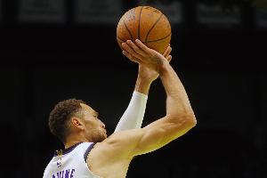 表現(xiàn)平平！拉文半場6中3拿到8分 正負值-12最低