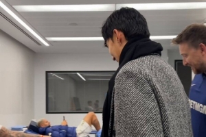 親切擁抱！孫興慜賽后與羅梅羅、里沙利松見面