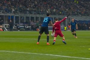 第87分鐘領(lǐng)先！巴斯托尼拉拽維爾茨裁判判罰點(diǎn)球，索博點(diǎn)射破門