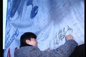 將向熱刺球迷正式告別！熱刺社媒曬圖：孫興慜在熱刺壁畫上簽名