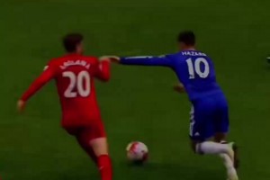 偶像！現(xiàn)場(chǎng)直拍：賽前小球童求抱抱，C羅欣然接受俯身滿足要求！