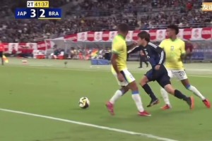 伊東純也面對(duì)巴西雙人防守，過人突破真自信啊