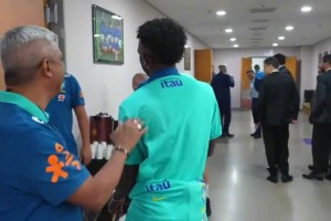 維尼修斯扭扭捏捏地與教練打招呼，你小子怎么看著有點搞笑??