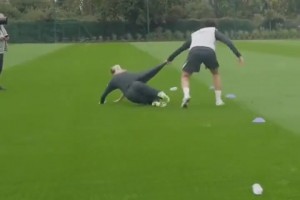 美顏一點(diǎn)也不憐香惜玉??！訓(xùn)練賽撞飛女足隊(duì)員，特里直呼黃牌