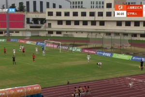 脾氣夠大！中甲球員不滿判罰一腳踢斷角旗桿導(dǎo)致比賽中斷5分鐘