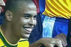 只有游戲中才會(huì)出現(xiàn)！1999年巴薩百年華誕，巴薩大戰(zhàn)巴西國(guó)家隊(duì)！