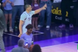 威少現(xiàn)身國王球迷日，心情看起來相當不錯哦