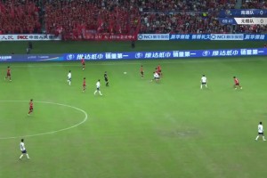 蘇超球員不惜冒受傷風(fēng)險(xiǎn)對腳，央視解說嘉遠(yuǎn)贊嘆：雙方真拼啊??