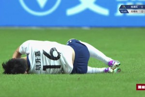 如此蘇超怎能不愛！無錫隊(duì)球員一路猛搶，最后被爆頭贏得球權(quán)??