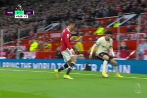 雙紅會回顧：C羅怒踢瓊斯引發(fā)沖突，曼聯(lián)災難性的夜晚！