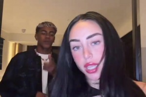 你倆真是興趣愛好玩到一塊兒的，亞馬爾和女友在酒店跳舞