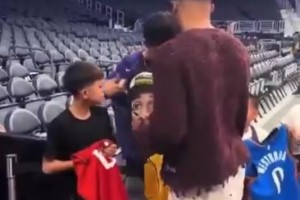 網(wǎng)傳威少沒在湖人球衣簽名？其實有后續(xù)！威少簽了腕帶送給湖蜜