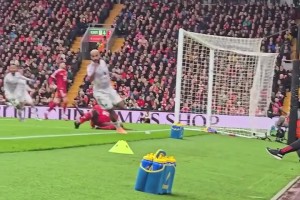 下快攻這一塊還得看紅魔?姆伯莫開(kāi)場(chǎng)1分02秒閃擊破門(mén)！