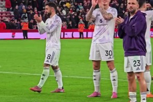 客場(chǎng)贏下雙紅會(huì)！紅魔球員與球迷一起分享勝利的喜悅