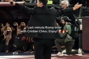 全神貫注！意甲官推曬國(guó)米大戰(zhàn)羅馬最后時(shí)刻場(chǎng)邊的齊沃??