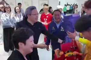 敢襲擊圓神??！安東尼慶祝時(shí)遭球迷扔水瓶