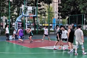 還是有點(diǎn)陌生！威少身穿國王18號(hào)球衣拍攝定妝照