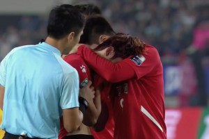 遺憾！南通隊球員李賢成失點丟冠后痛哭，主裁馬寧上前安慰