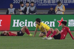 蘇超決賽被拖入點球決戰(zhàn)！終場哨響瞬間雙方球員筋疲力盡??