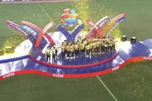 捧杯時刻??！泰州隊全體成員舉起蘇超金杯慶祝奪冠