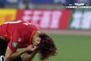 冰火兩重天！戴曜城撲出絕命點球后怒吼，罰失的李賢成墩地掩面