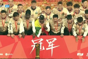 冠軍全家福??！中甲冠軍遼寧鐵人全隊與中甲冠軍金杯合影留念