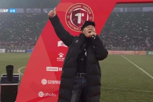 慶祝遼寧鐵人奪冠+沖超！歌星趙傳在鐵西體育場獻(xiàn)唱兩首經(jīng)典曲目