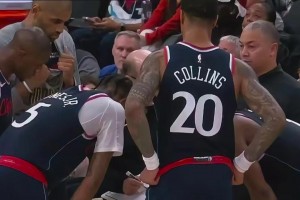 畫面喜感！最后時刻，泰倫-盧將戰(zhàn)術(shù)板交給助教范甘迪，自己站在一旁