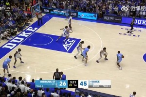 明年?duì)钤獰衢T！卡梅隆-布澤爾居然來了一個(gè)搶斷后暴扣！