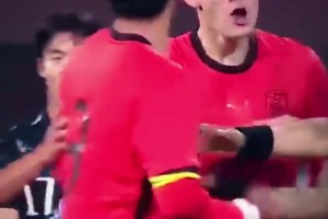 讓你狂！韓國(guó)球員挑釁拜合拉木，王博豪撞翻對(duì)手為其出頭??