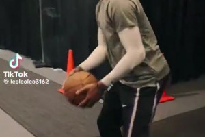 笑死！威少被這個矮籃筐整不會了，瘋狂打鐵