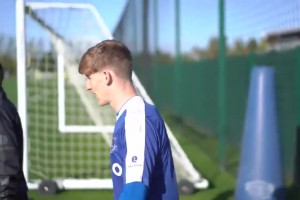 青澀！珍藏視頻：安東尼戈登埃弗頓時(shí)期某一天的訓(xùn)練！