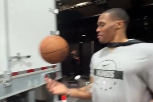 原來職業(yè)球員也會轉不好！國王眾將挑戰(zhàn)轉球，誰是最強選手？