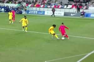 黃喜燦禁區(qū)閃展騰挪過人造點(diǎn)，可惜親自主罰點(diǎn)球被撲