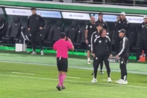 歧視亞洲人？全北阿根廷助教疑似對(duì)裁判“拉眼角”動(dòng)作？！