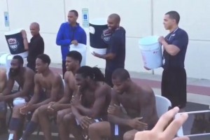 總有你沒看過的視角！名場面：庫里哈登等美國隊員接受冰桶挑戰(zhàn)！