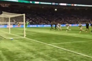 帶不動(dòng)??！現(xiàn)場(chǎng)直拍：孫興慜補(bǔ)時(shí)階段任意球絕平后眾生相！