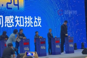 籃球人手感！姚明體驗(yàn) 24 秒時(shí)間感知挑戰(zhàn)，與小孩哥一起完美卡秒