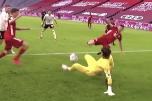 八爪掛上線！當(dāng)年拜仁三連擊把索默打趟也沒能叩開他的十指關(guān)??