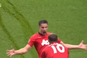 范佩西攻破阿森納球門后滑跪慶祝的這個場面，當時引發(fā)了不少爭議