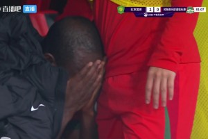 發(fā)生了什么？阿奇姆彭被換下后掩面痛哭