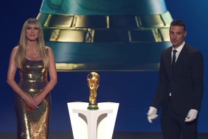 世界杯抽簽儀式！衛(wèi)冕冠軍主帥斯卡洛尼親手歸還大力神杯！