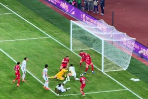 中超金靴的價值！實拍：法比奧掛著對手打門+快速起身補射破門