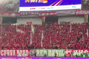 震撼！河南球迷營造出了航海體育場的主場氛圍