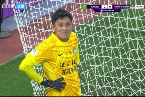 表情包！王國明撲出法比奧點球被判重罰，一邊噴水一邊苦笑??