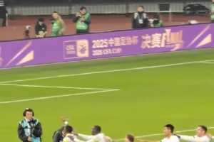 法比奧非洲舞步帶領(lǐng)隊友慶祝奪冠